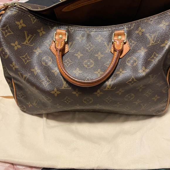 Louis Vuitton - Picture 5 of 6